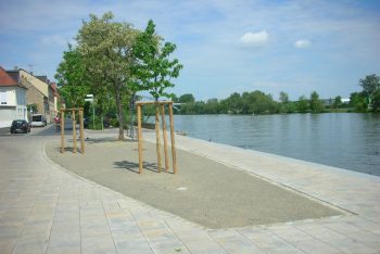 Flussufer mit Hansegrand-Verarbeitung