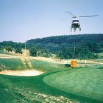 Golfplatz-Arbeiten mit Hubschrauber