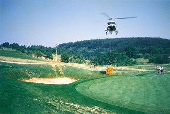 Golfplatz-Arbeiten mit Hubschrauber