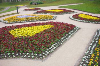 Historischer Garten mit Blumenbeeten