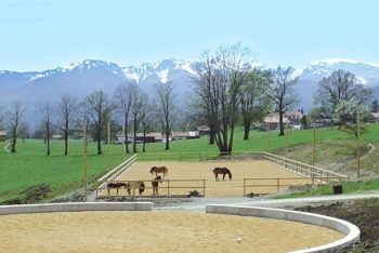 Pferdeplatz mit Berglandschaft