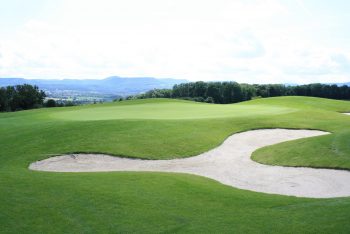 Golfplatz mit Berglandschaft