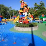 Wasserspielplatz für Kinder mit Fallschutzbelag