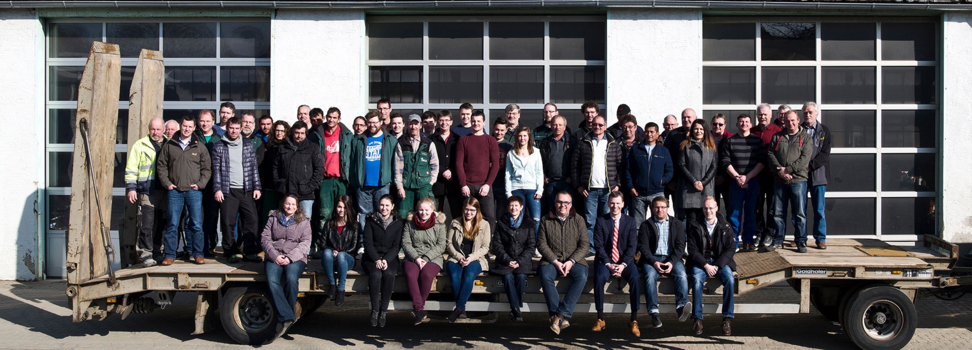 Die gesamte Kutter-Belegschaft vor einer Garage