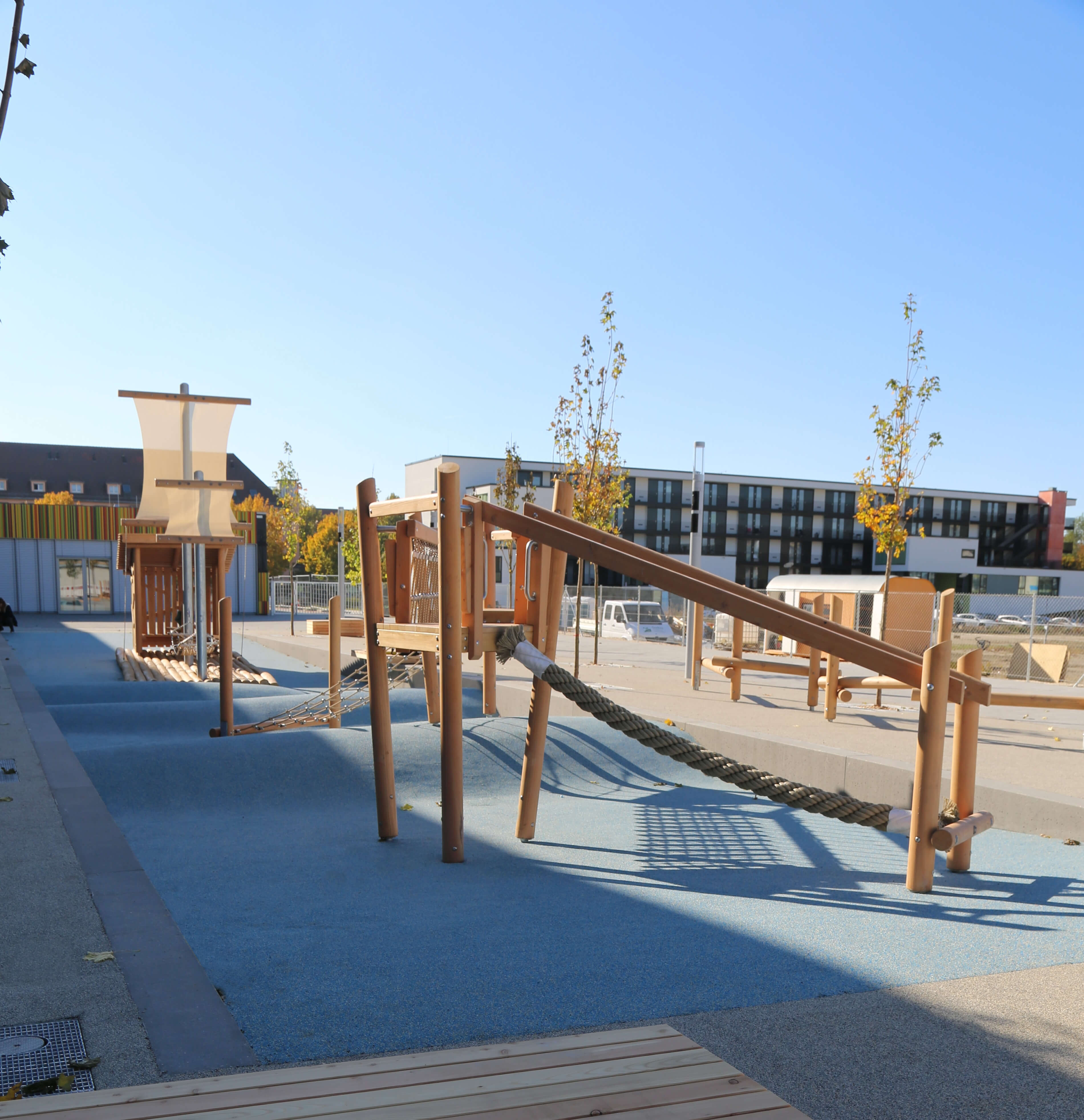 Ein Klettergerüst für Kinder mit entsprechendem Fallschutzbelag