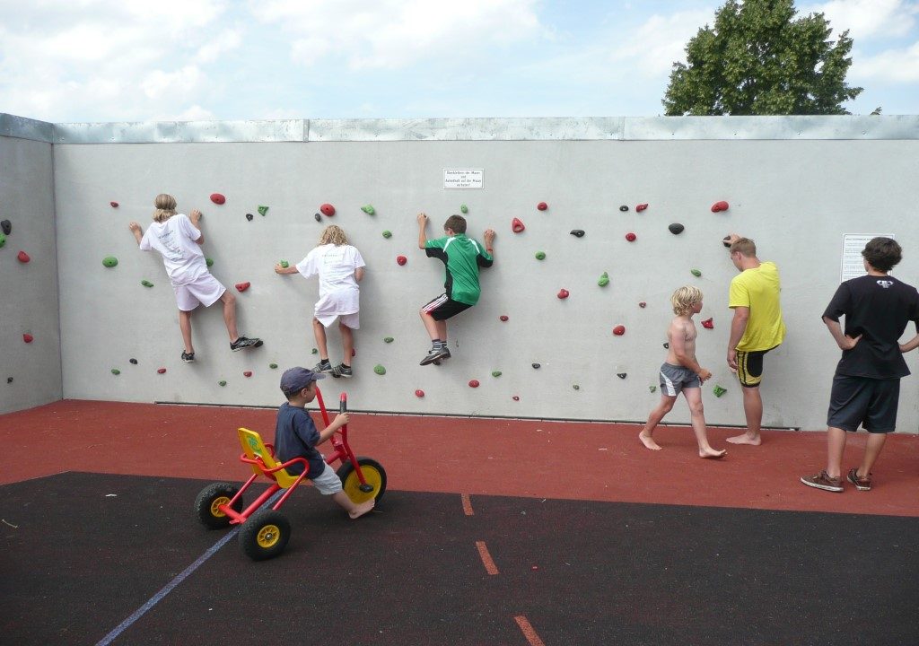 Schulen und Freizeiteinrichtungen können die
Rückwand optional als Boulderwand nutzen.