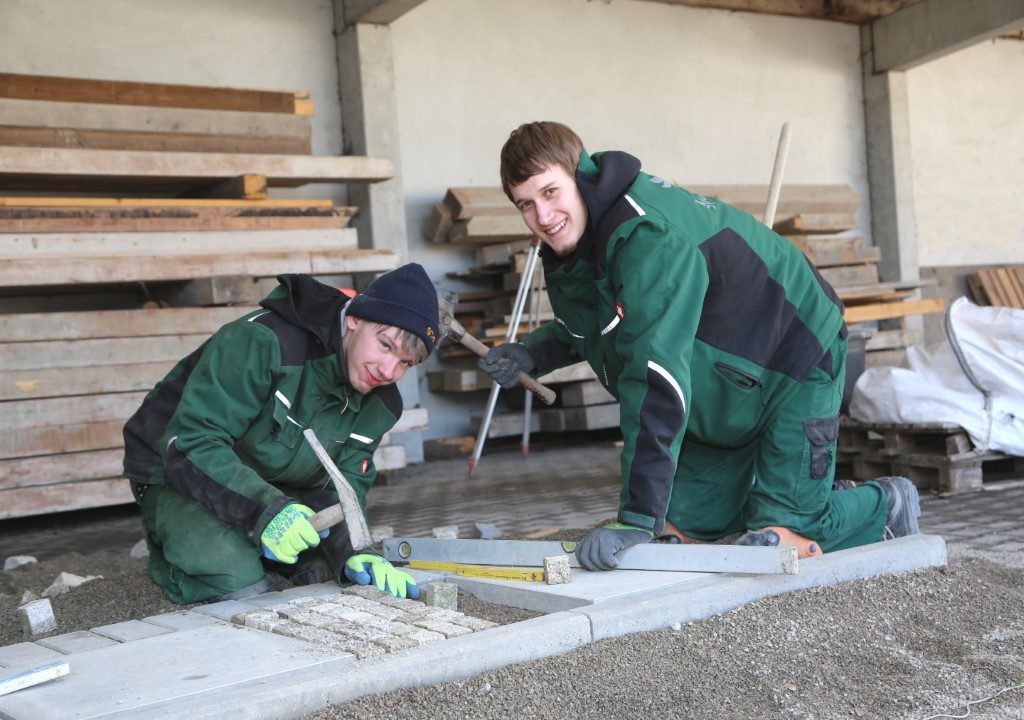 Azubis vom Center Parcs Park Allgäu werden
bei Hermann Kutter künftig auch praktische
Baustellenarbeiten wie etwa pflastern oder Platten
legen erlernen.