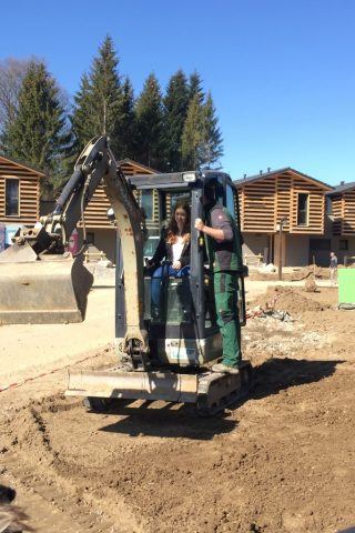 Mit dem Minibagger eine ebene Oberfläche schaffen – eine spannende Aufgabe am Girls’ Day. 